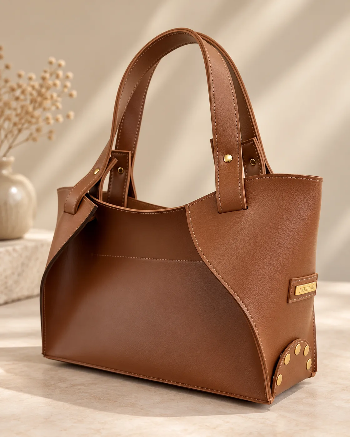 Bolsa Nina em sintético marrom-caramelo com duas alças e detalhes dourados