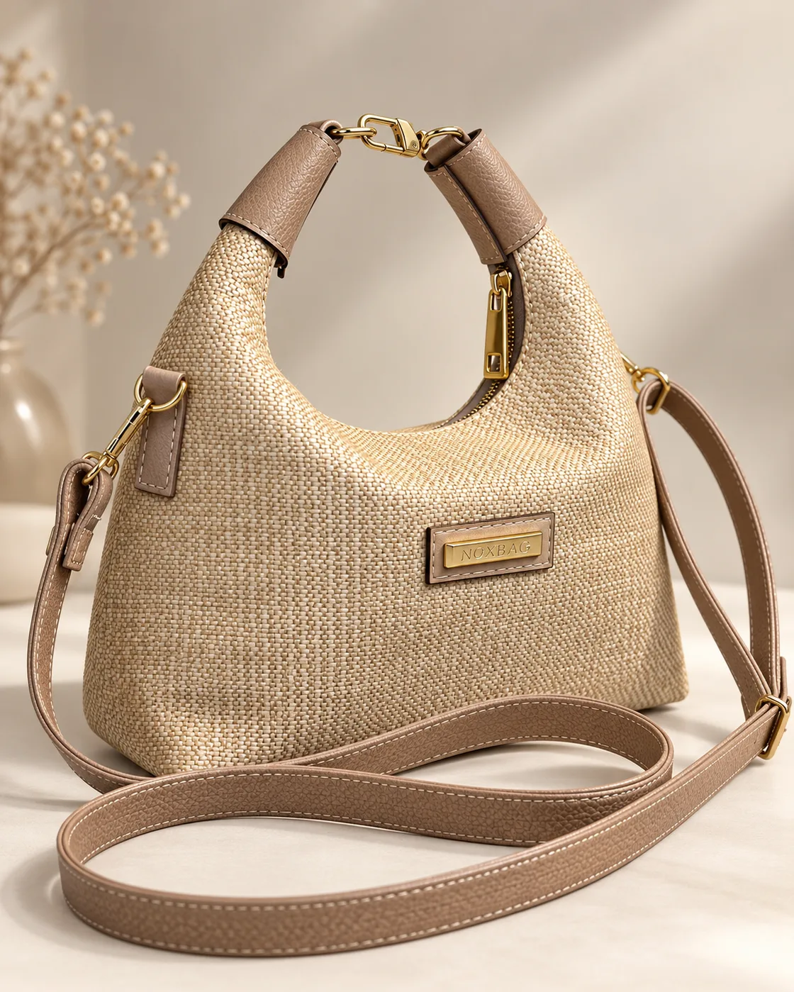 Bolsa Malu em material bege texturizado com detalhes taupe e ferragens douradas